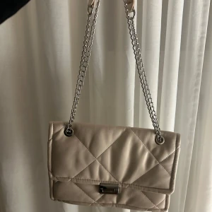 Beige väska  - Superfin beige väska men silverdetaljer💕  från stradivarius, använd en gång så i nyskick!