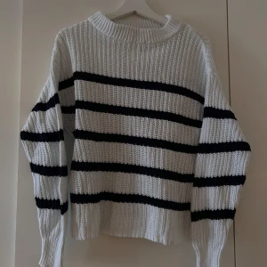 Lager 157 Stickad tröja  - Denna tröja använde jag bara en gång. Råkade köpa den med en tråd lite löst och de visar jag på en av bilderna. Den märks inte och de dras in upp mer. Annars inga fel på den alls. Super fin!