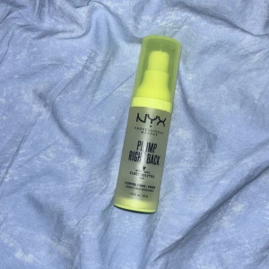 Plump Right Back Primer NYX - Säljer en Plump Right Back Primer från NYX. Den kommer i en gul flaska med pump och är perfekt för att ge huden en jämn och fyllig bas innan smink. Innehåller elektrolyter för extra återfuktning.  Använt ungfär 4 gånger, passa tyvärr inte min hudtyp. 