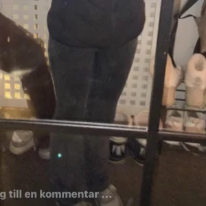 Gråa  jeans  - Snygga jeans från Gina tricot som jag säljer pågrund av inte kommer till användning dom e  sönder längst ner, annars helt fläckfria original pris är 500