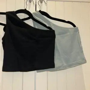 Två snygga oneshoulder toppar i svart och ljusgrön. Perfekta för sommaren eller en utekväll. De är ribbade och croppade, vilket ger en trendig look. Passar bra till både jeans och kjol!