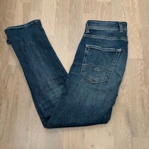 Replay jeans mörkblå - Tja, säljer ett par mörkblåa replay jeans i storleken  28. Modellen heter Grover. Passar perfekt nu till vintern o nu på hösten❄️🍁🍂