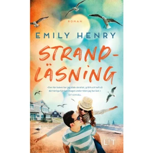 Strandläsning (pocket) - Nominerad till ÅRETS BÄSTA ROMANCE 2020 i Goodreads Choice Awards!"Den här boken har jag både skrattat, gråtit och haft så där härliga fjärilar i magen under tiden jag har läst."Johanna Lundin, SVT Go'kvällEn romanceförfattare som inte längre tror på kärleken och en litterär författare som tappat inspirationen antar en utmaning som kan komma att förändra allt de tidigare trott om lyckliga slut. Augustus Everett är en hyllad romanförfattare. January Andrews skriver bästsäljande romanceböcker. De är varandras raka motsatser. Faktum är att det enda de har gemensamt är att de bor grannar, i varsitt strandhus, och har drabbats av skrivkramp. Det vill säga tills de en kväll antar en utmaning: Augustus ska tillbringa sommaren med att skriva något romantiskt och January ska skriva nästa stora amerikanska roman. Hon ska lära honom allt hon kan om romantiska komedier och han ska låta henne intervjua överlevare från en sekt. Inga problem. Båda kommer att skriva klart sina böcker och ingen kommer att bli förälskad. Inte alls. "Det är skickligt gjort från start till (lyckligt) slut. Helhetsbetyg: 4 (Mycket bra)" Frida Jönsson, BTJ "Extra guldstjärna för hur författaren behandlar det befängda i att böcker som har kvinnor som största målgrupp ses med förakt. Till exempel feelgoodböcker." Amelia    Format Pocket   Omfång 396 sidor   Språk Svenska   Förlag Lavender Lit   Utgivningsdatum 2021-04-15   Medverkande Anna Thuresson   Medverkande Anna Henriksson   ISBN 9789187879982  