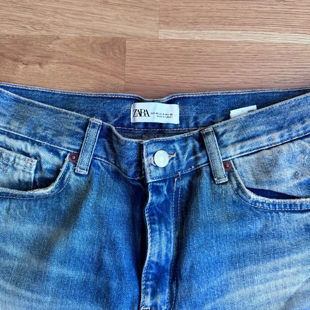 Säljer ett par snygga blå jeans från Zara. Storlek 40, passar även 38 men stora i midjan, mjukt material så skulle passa större också🥰 Aldrig använda endast testade!. Jeans & Byxor.