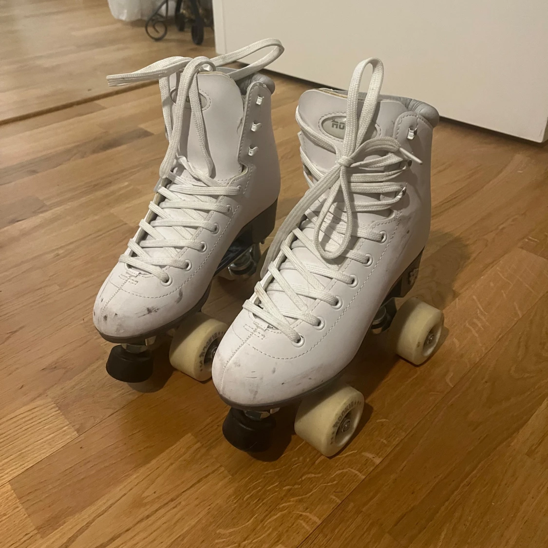Vita rullskridskor 