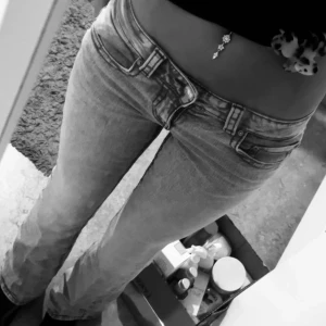 Grå bootcut jeans - Säljer ett par snygga grå bootcut jeans i bra skick. De är lågmidjade och har skit snygga fickor där bak☺️ inga defekter i strl 36