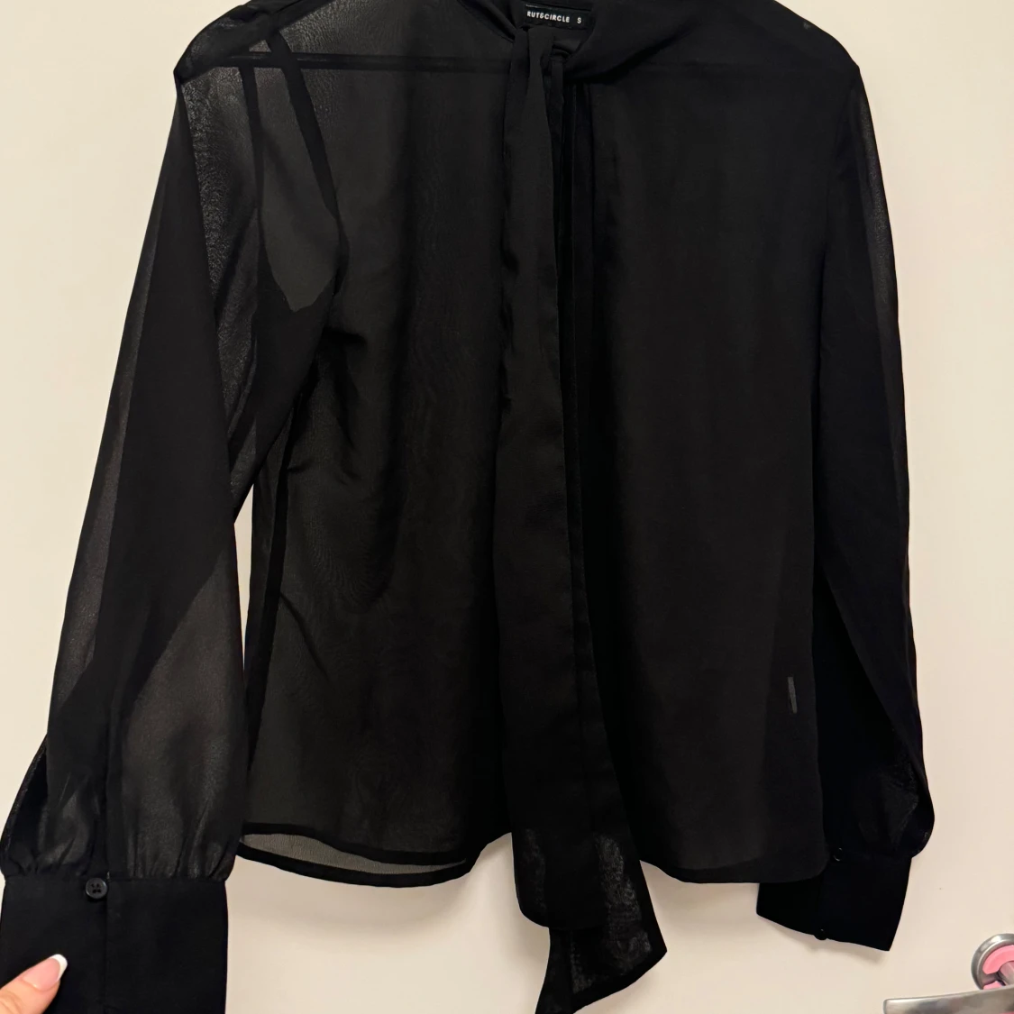 Fin långärmad svart meshblus - 90