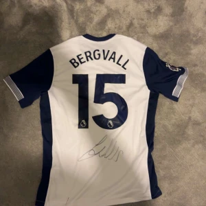 Signad Lucas Bergvall Tottenham tröja plus halsduk och keps - Säljer sprillans ny oanvänd Tottenham tröja signad av ingen mindre än Sveriges framtida stjärna Lucas Bergvall. Storleken är medium. Ingår även halsduk och keps.