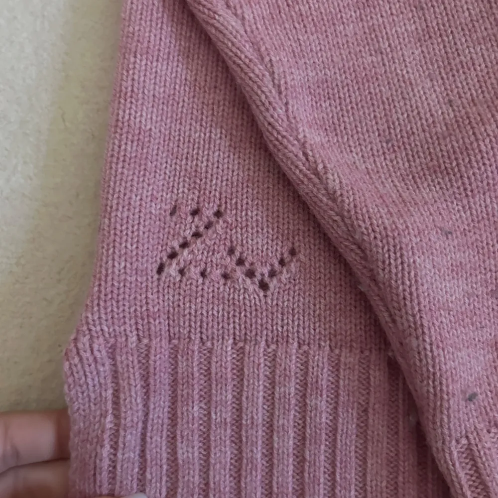 Superfin rosa stickad tröja från Zadig & Voltaire med texten 'AMOUR' i mörkblått. Den har långa ärmar och ribbade detaljer vid hals och ärmslut. Perfekt för höst och vinter, både mysig och stilren! 💖. Tröjor & Koftor.