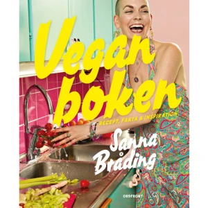 Veganboken : recept, fakta & inspiration (inbunden) - "Först och främst: Det här är den finaste bok jag har sett. Pastellfärger, regnbågar och glada bilder. Recepten, som är helt vegenska, är enkla att följa och sidorna är översiktliga." Mariestads-TidningenMed mottot »eat the rainbow« leder Sanna Bråding en glad revolution för en köttfri och delikat tillvaro. Hennes första kokbok är den nyfikna nybörjarveganens bästa vän såväl som en »go to« för dig som redan äter växtbaserat. Med Sanna Bråding som peppande coach och erfaren guide bland vegohyllorna får du lära dig allt du behöver veta för att våga ta steget in i växtrikets smakrika värld. Hon bjuder på drygt 50 recept på allt från veganska versioner av barndomens klassiker till kongolesisk okragryta med fufu, vietnamesisk glasnudelsallad och himmelsk toscakaka."Lärorik &amp; fylld med spännande &amp; härliga recept!"Jennies Boklista, blogg    Format Inbunden   Omfång 163 sidor   Språk Svenska   Förlag Ordfront Förlag   Utgivningsdatum 2019-12-02   Medverkande Eva Edsjö   Medverkande Emelie Crispin Ekström   ISBN 9789177750901  