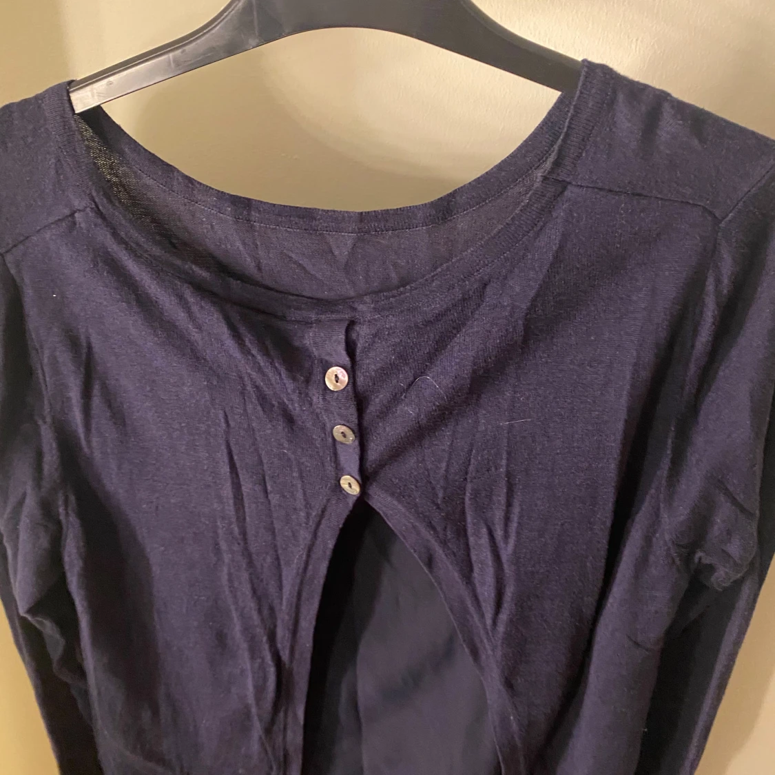 Mörkblå långärmad topp med knappar - 90