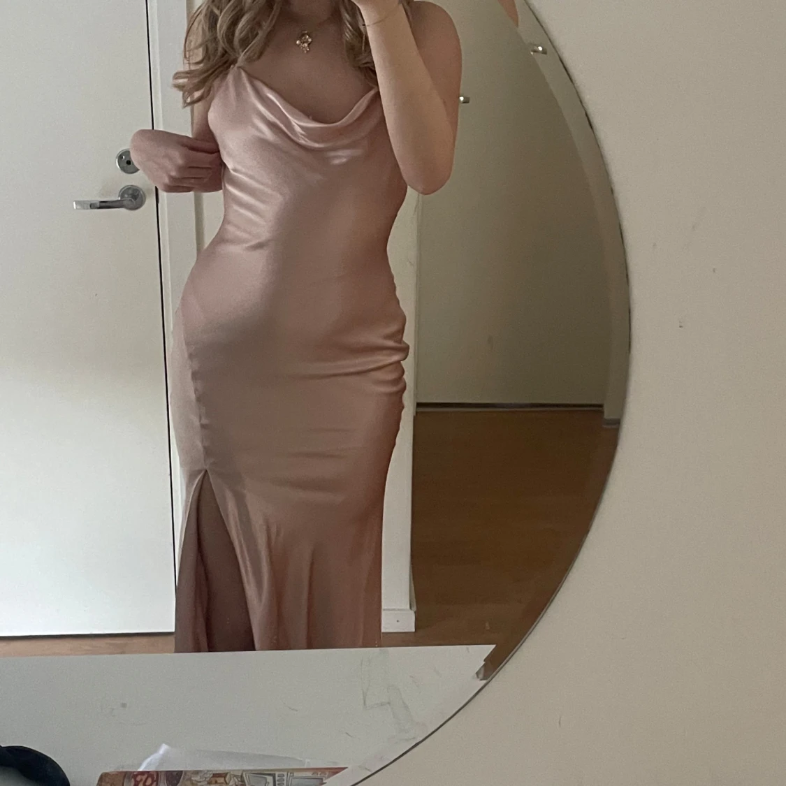 Ljusrosa långklänning med slits - 92