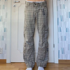 Vintage Camp David byxor - Säljer ett par så unika och coola vintagebyxor från märket Camp David. Lite slitna och lagade längst ner på benen men inget som syns🥰Skriv om du har frågor!