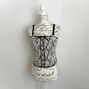 Superfin spetskorsett! - Säljer en superfin korsett💕Använd få gånger och i mycket bra skick! Passar strl S-M beroende på hur man vill att den ska sitta