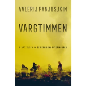 Vargtimmen (inbunden) - Reportage om flyktingarna från kriget i Ukraina »Kriget pågår inte bara när kanonerna dånar, det pågår också när människornas liv krossas och förstörs.« Jelena Kostiutjenko Fredstiden är över. När Ryssland invaderade Ukraina den 24 februari 2022 tvingades miljontals ukrainare på flykt. Detta är berättelsen om några av dem. Här möter vi en sjuksyster, en markforskare, en gardinförsäljare, en hivaktivist, en taxichaufför, en barnhemsföreståndare, Roma och Julia, och många, många fler. Ingen var beredd på att han eller hon skulle bli tvungen att fly. Det är framgångsrika, välbärgade, yrkesarbetande människor, och så visade det sig att vem som helst kan bli flykting -- till och med medborgare i landet från vars armé flyktingarna flyr. »Jag tror att det är en rysk reporter som måste skriva om de här människorna, som ett första steg i den botgöring och gottgörelse som Ryssland är skyldigt Ukraina.« Valerij Panjusjkin  Valerij Panjusjkin, född 1969, är en av Rysslands mest respekterade reportrar och har skrivit elva böcker, bl.a. en bok om Gazprom (tillsammans med Michail Zygar).  ur Vargtimmen »Viktoria Svetlitj ska resa iväg med dottern, men får tårar i ögonen vid blotta tanken på att hon måste lämna kvar det gamla pianot och, inte minst, alla blommor. Lägenheten är full av blommor. Orkidéer, citrusträd, palmer. Viktoria har gröna fingrar, som det heter, och får allt att växa. Viktoria sätter blomkrukorna i vattenbad, men hur länge kommer de att vara borta? En månad? Ett år? Resten av livet? Hur som helst, blommorna kommer att vissna och dö, tänker Viktoria, men nere i porten stöter hon på en granne som föreslår att hon ska ställa ut blommorna i trappan. Grannen säger till alla som flyr från huset att de ska ställa ut blommorna i trappan. Själv ska hon ingenstans och vattnar gärna alla blommor så länge hon lever. Ett litet vardagligt offer.« Kritikerröster:»Han har skrivit ett litterärt reportage om ukrainska flyktingar, alltså en rysk journalist som skriver om ukrainska flyktingar, och den är otroligt överraskande, nyanserad och finstämd, och skriven utifrån en känsla av skam och medskyldighet till det som händer, vilket gör att han närmar sig de här människorna som han skriver om med en otrolig värdighet. Ja, den är väldigt fin.« Fredrik Wadström, P1»... den bästa skildring jag hittills har läst av de kaotiska villkor som rådde i Ukraina alldeles i början av kriget, men också av de heroiska insatser som gjordes av frivilligorganisationer under fullständigt livsfarliga förhållanden för att hjälpa människor som desperat flydde från sina hem när Ryssland hade anfallit.[...] I dag bor Valerij Panjusjkin med sin familj i Riga. Jag ser hans bok som en botgörargärning. Han vill göra bot genom att ge en röst åt några av de miljoner människor som blivit flyktingar på grund av hans hemlands krig.« Stig Fredriksson, Expressen    Format Inbunden   Omfång 268 sidor   Språk Svenska   Förlag Ersatz   Utgivningsdatum 2022-11-08   Medverkande Ola Wallin   Medverkande Håkan Liljemärker   ISBN 9789188913647  