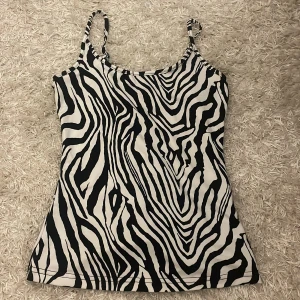 Zebra linne - Säljer en zebramönstrad linne som inte kommer till använding. Storlek XS, nästan helt ny och har bara provat en gång. 