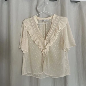 Zara blus  - Jättefin Zara blus defekt är att öglan man sätter knappen i har lostnat men inget man tänker på och inget man ser! Ställ gärna frågor 