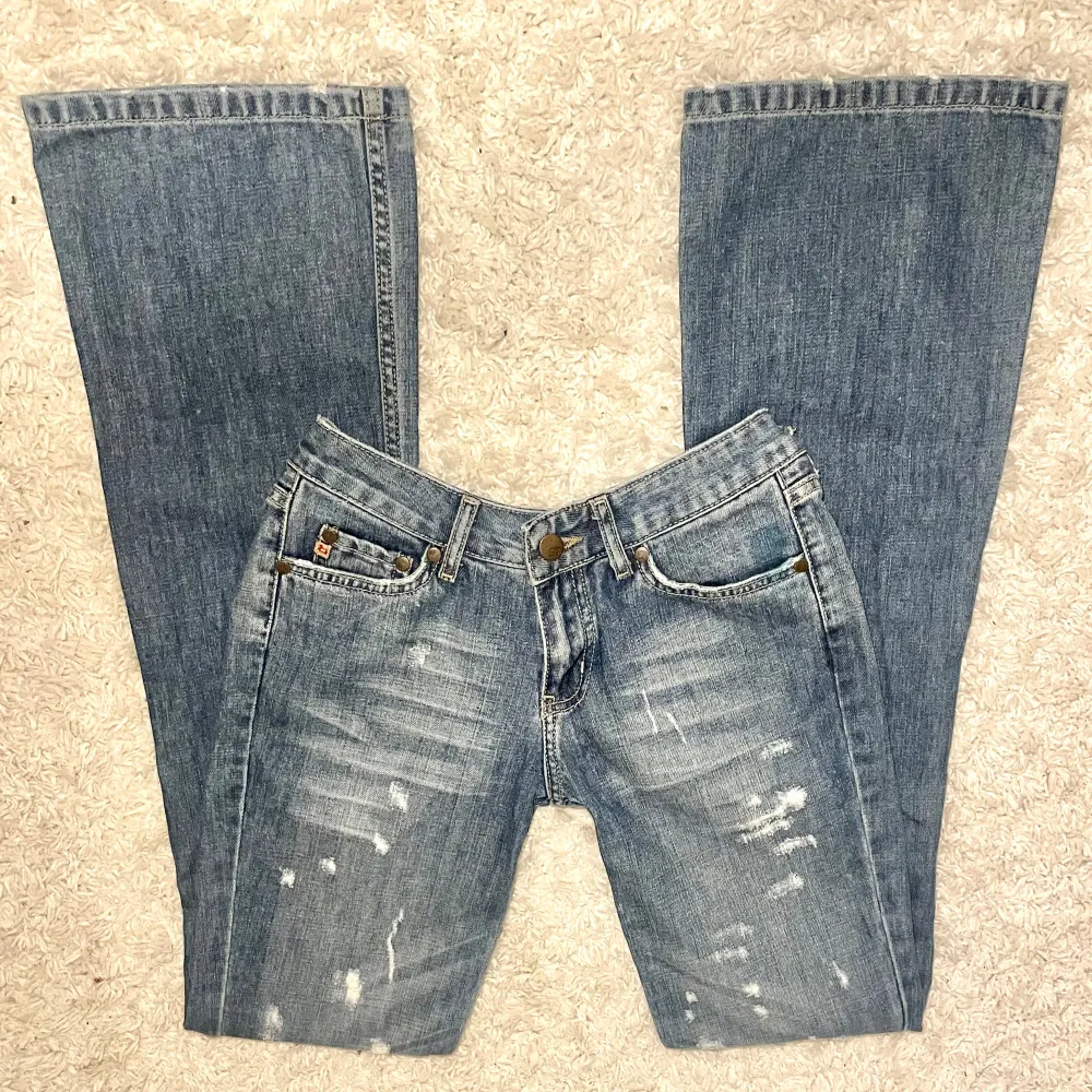 Lågmidjade jeans från Blend! Midjemåttet är 34 cm tvärsöver och innebenslängden är 85 cm. Frakt tillkommer på 80 kr och betalning sker direkt via swish (alltså ej via köp nu) 💋. Jeans & Byxor.