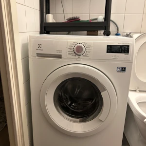 Tvättmaskin med inbyggd Torktumlare  - Tvättmaskin med en inbyggd torktumlare, den är i nytt skick och är använd ett par få tal gånger! 