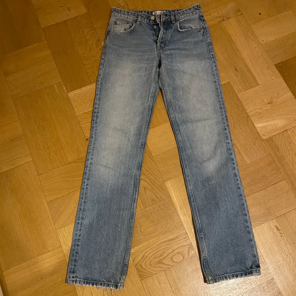 Säljer ett par klassiska blå jeans från Zara i storlek XS. De har en straight passform och är perfekta för vardagsbruk. Jeansen är i bra skick och har en snygg, ljus tvätt. Perfekta för både vår och höst!. Jeans & Byxor.