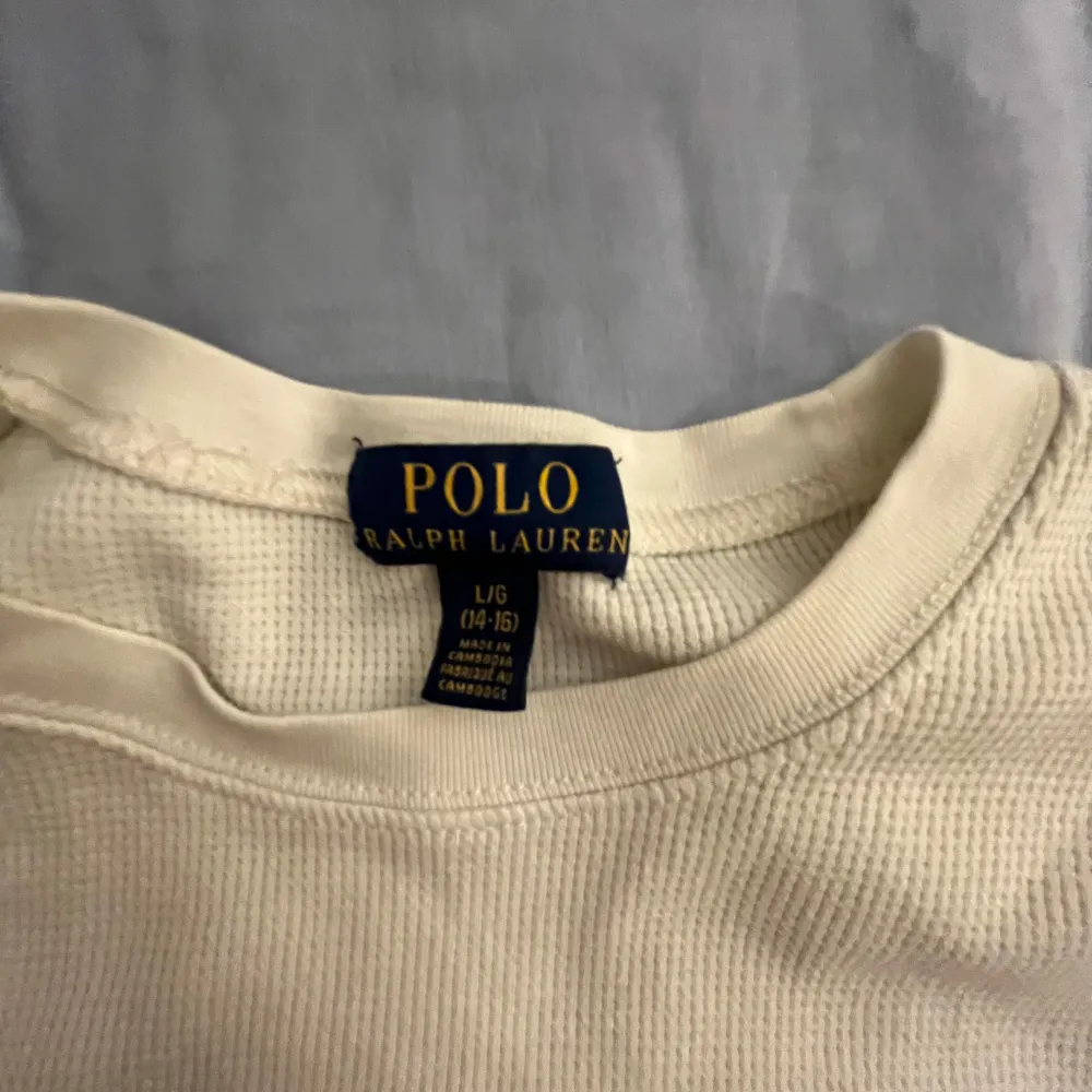 Säljer en stilren vit långärmad tröja från Polo Ralph Lauren. Den har en klassisk design med det ikoniska logotypbroderiet på bröstet. Perfekt för både vardag och lite finare tillfällen. Tröjan är i mycket bra skick och gjord av ett bekvämt material. Pris kan diskuteras. Tröjor & Koftor.