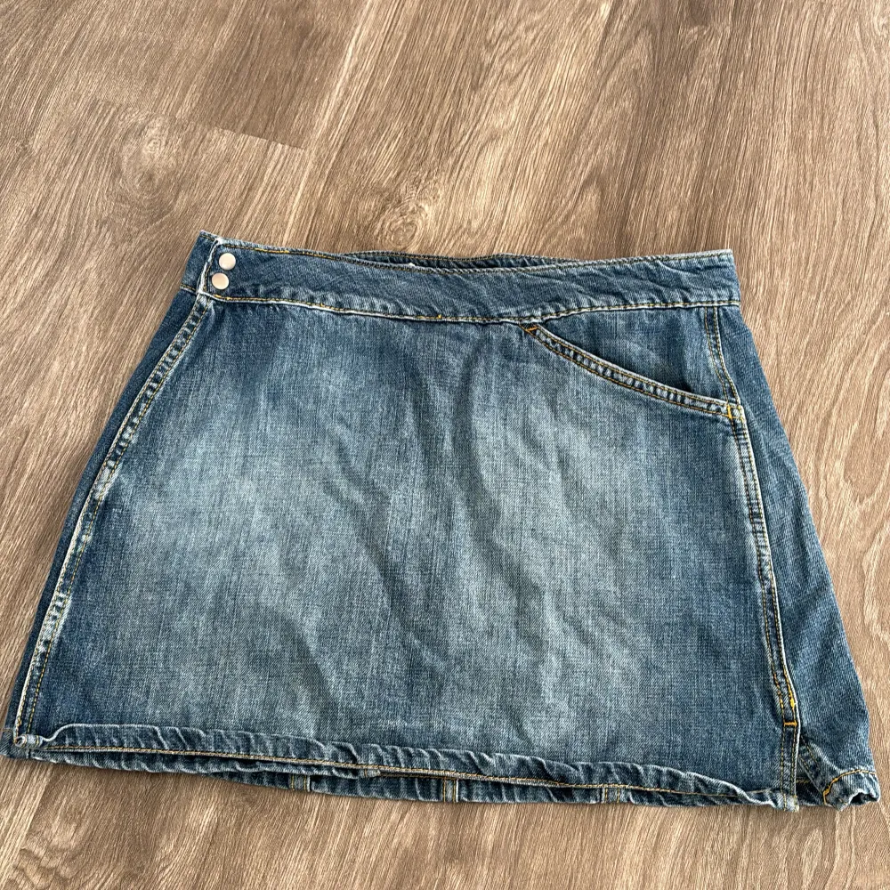 Säljer en snygg jeanskjol i klassisk blå denim. Kjolen har en kort längd och två fickor bak samt en fram. Kjolen har storlek M men är mer som en S. Hameet.
