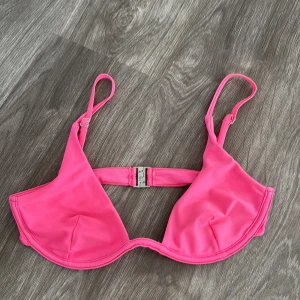 Rosa bikiniöverdel - Snygg rosa bikiniöverdel i mycket bra skick. Den har justerbara axelband och en praktisk spänne i ryggen. Perfekt för sommarens alla badäventyr! 💖