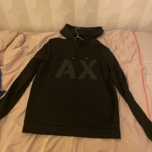 AX Armani hoodie - Säljer denna Armani exchange hoodie i 10/10 skick. Nypris ca 1000 kr. Skriv vid funderingar✍️