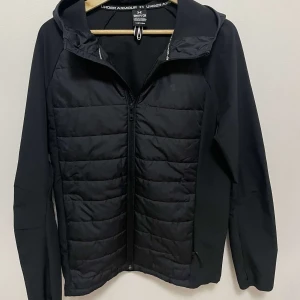 Svart jacka från Under Armour - Säljer en svart Underarmour jacka i storlek S, köpte jackan för 1300kr och är använd endast 2 gånger. Rökfri och i väldigt gott skick. Hör av dig vid intresse ‼️