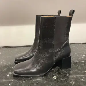 Snygga svarta boots i skinn med en stilren design ifrån Twist & Tango. Nypris 2800kr. De har en fyrkantig tå och en bekväm klack som ger lite extra höjd. Perfekta för både vardag och fest! De är i mycket bra skick och passar till alla säsonger.