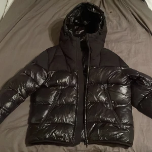 Vinterjacka replay - Eftertraktade replay vinterjackan! Jackan är perfekt för kalla vinterdagar. Passar både till vardags och mer avslappnade tillfällen.