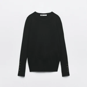 Svart tröja med knappar från Zara - Jätte fin tröja från Zara ❤️säljer en likadan i marinblå