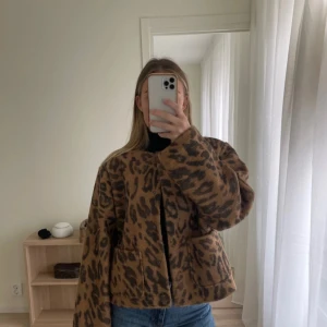 Leopardmönstrad jacka - Slutsåld jacka från H&M. Prislapp kvar. 