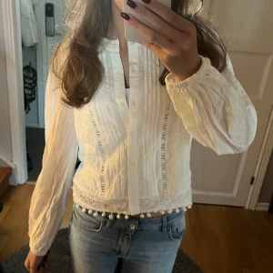 Zara blus - Jättesnygg blus med broderier och detaljer från Zara som kan användas vid festligare tillfällen som jul och nyår!! Helt ny med prislappen kvar och kostar 500kr som ny. Det är en gammal modell som inte går att få tag på nånstans!! Xs men passar mig med S💕💕🥰