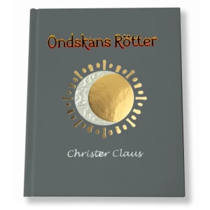 Ondskans rötter (inbunden) - Svenskarna konsumerar deckarlitteratur som amerikanarna käkar hamburgare. Det finns i svenskt kulturliv en fascination för det förment Onda och man försöker förstå den Onde efter sina egna premisser. Och man förstår ingenting, eftersom det inte är den onda människan man vill begripa utan Normbrytaren. Sverige är ett land där man gör rätt för sig och betalar skatt. Man har inte rädsla för krig som i andra länder, men ångesten att göra fel och bryta mot normer är den jantelagens tvångströja som smiter åt. Mördaren är därför en spännande och oberäknelig figur, som inte gör vad som förväntas av honom (för det är oftast en man), utan mördar hejvilt på de mest bisarra sätt. Nästan alla svenskar vill bryta mot sina rigida normer och mycket formella sociala liv. Man tror sig förstå Mördaren och nästan känner mordlusten inom sig. Men där tar det stopp, det är bara en naturlig ilska att vara kringgärdad av restriktioner man känner och det har ingenting med den här boken innehåll att göra. Så härmed vill jag informera er svenskar att ni inte har Mördarens egenskaper och därmed behöver ni inte läsa mer i denna bok. Men om ni nu ställer undan deckarna ett tag och vill läsa om de verkliga Mördarnas desperation och vanmakt så fortsätt att tugga i er texten som följer. Ni kommer inte att ångra er.    Format Inbunden   Omfång 155 sidor   Språk Svenska   Förlag Serapeion   Utgivningsdatum 2021-03-19   ISBN 9789151947662  