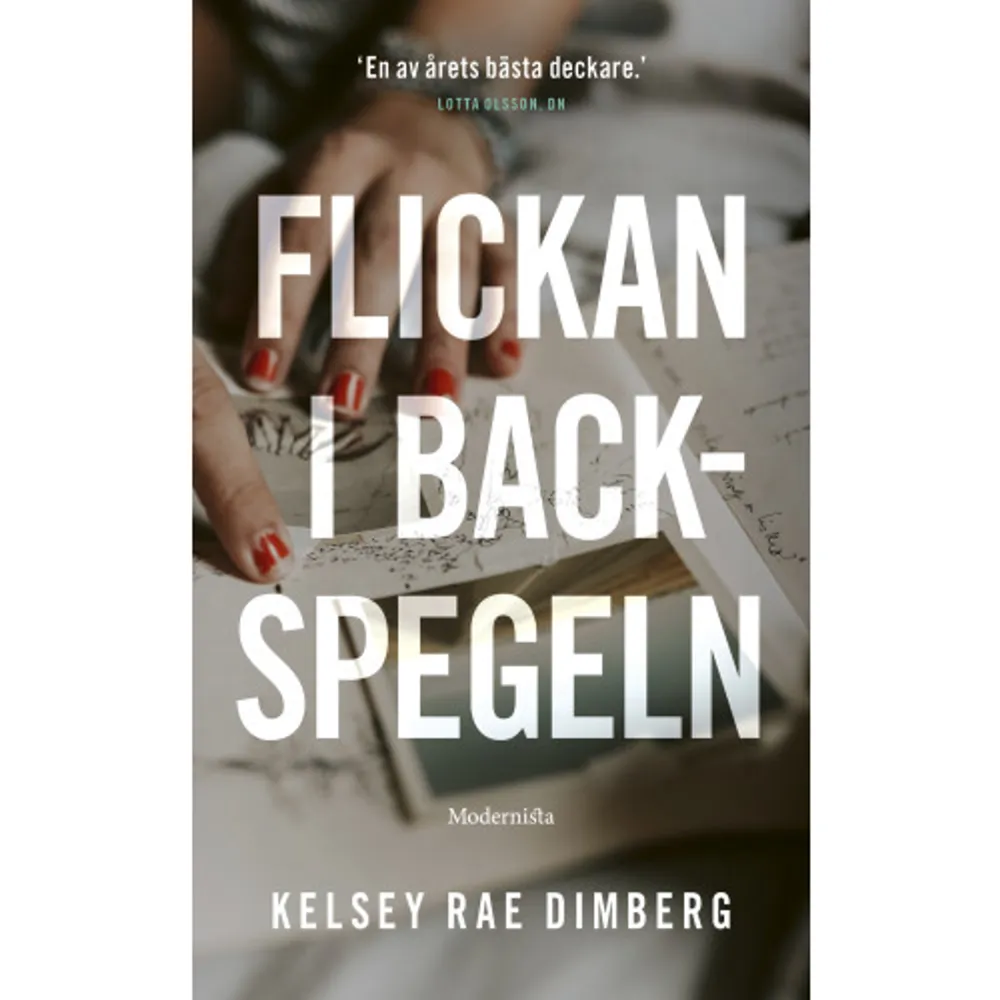 Vald till en av Månadens böcker i bland annat Entertainment Weekly, New York Post och USA Today!»Tät, stämningsfull amerikansk deckare om en ung kvinna som arbetar som barnflicka i Arizona. Intrigen snirklar som bergsvägarna i öknen.« | Lotta Olsson, DN, väljer årets bästa deckare 2020»Hypnotiskt spännande thrillerdebut.« | Megan Abott »En tidsenlig berättelse om hemligheter och makt. Ren modern noir.« | Flynn Berry, författare till Sargad Finn Hunt vill till varje pris lämna sitt förflutna, och den hon en gång var, bakom sig. Men den förmögna familj hon börjar arbeta hos och den gassande solen i Phoenix, Arizona döljer mörka hemligheter - som samtidigt hotar att avslöja hennes egna...Flickan i backspegeln är en psykologisk thriller om privilegier och makt, familj och plikt, ambition och medskyldighet - och om det förflutnas dragningskraft på nuet. KELSEY RAE DIMBERG är en amerikansk författare, född i Seattle. Flickan i backspegeln är hennes första, hyllade spänningsroman.    Format Pocket   Omfång 360 sidor   Språk Svenska   Förlag Modernista   Utgivningsdatum 2021-01-18   Medverkande Lars Ahlström   ISBN 9789178938360  . Böcker.
