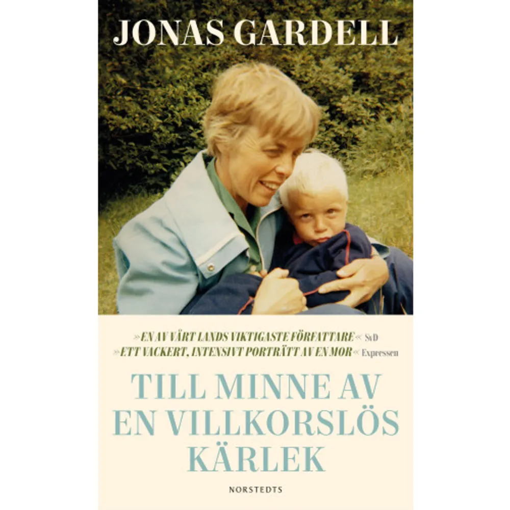 Sex år efter Torka aldrig tårar utan handskar, som tog Sverige med storm, återkommer Jonas Gardell med en stor, episk roman.Till formen en släktkrönika om den bortglömde författaren Jonas Gardell och hans familj. En familj som nog är bra på många sätt, men den tror inte på svaghet. Och kring sina hemligheter och icke önskvärda sanningar bygger man legender.Men främst är Till minne av en villkorslös kärlek ett oemotståndligt kvinnoporträtt av Jonas Gardells mor, Ingegärd Rasmussen. Den excentriska frikyrkodottern, född i mitten av 1920-talet och kringskuren av sin tids alla begränsningar för kvinnor, som går till storms mot hela världen med stridsropet: jag måste vara fri!Ingegärd lierar sig med Bertil, en framtidsman i 1900-tals Sverige, ett land i snabb förändring. Två drömmare som ska erövra världen.När yngste sonen Jonas föds är Ingegärd nära att dö. Men när hon ligger med spädbarnet på sitt bröst och ser in i den nyföddes ögon förstår hon att för den här hjälplösa krakens skull måste hon fortsätta leva. Där och då bildar modern och sonen ett förbund som de aldrig ska bryta.Till minne av en villkorslös kärlek är en episkt böljande roman om solidaritet och svek, skriven med humor och livsglädje och en smärta så stor att den får verkligheten att spricka.    Format Pocket   Omfång 551 sidor   Språk Svenska   Förlag Norstedts   Utgivningsdatum 2019-10-16   Medverkande Pär Wickholm   ISBN 9789113094601  . Böcker.