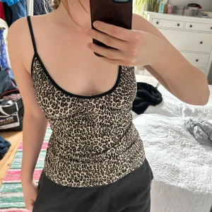 Leopardtopp - V-urringat linne med smala axelband i leopardmönster 