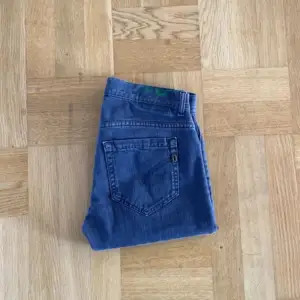 Säljer nu ett par riktigt feta dondup jeans i storlek 31. Modellen är Georg och dom sitter slim fit. Vid frågor och funderingar är det bara att höra av sig.