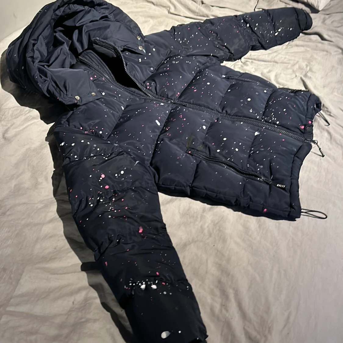 Mörk blå/svart pufferjacka från NVLTY - 90