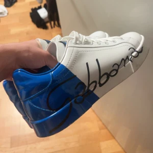 Dolce gabanna skor - Dolce gabanna skor i storlek 43.Skick9/10 bara boxen som ör skadad. Nypris ligger på 7000. Skriv vid funderingar.  Byten kan vara Intressant