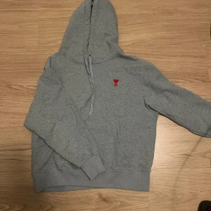 Ami paris hoodie - Säljer en stilren grå hoodie från ami paris. Perfekt för både vardag och chill. Passar till allt och är superbekväm! Ny pris runt 3199kr mitt pris 1899kr vid funderingar hör gärna av er!