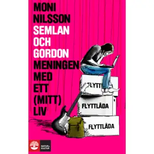 ”Hej, jag heter fortfarande Semlan Nichlasdotter- Liljestrand och är 13 år. Mina föräldrar säger att de inte känner igen mig längre och att jag är fruktansvärt självupptagen. Jag tycker att det är de som är självupptagna, men kanske har de rätt, för som vanligt handlar den här boken mest om mig och lite om:a) Gordon och Russel. (Det går inte att vara osams hur länge som helst. Särskilt inte om man är bästisar och något väldigt hemskt händer.)b) Planeten (ett sjukt bra ställe i stan).c) Slosh (betyder duggregn och är namnet på mitt band.)d) Marcus.e) Marcus.f) Marcus.Och om hur svarta hål kan fyllas med mening och hur allt plötsligt kan förändras. Det kan vara skitläskigt eller alldeles, alldeles underbart!”Meningen med ett (mitt) liv, är den sjätte och sista delen i serien om Semlan och Gordon.Moni Nilsson (född 1955) är en av våra mest älskade barn- och ungdomsboksförfattare. Under sin författarbana, som spänner över nästan 30 år, har hon skrivit inom många olika genrer och för olika åldrar. Sitt stora genombrott fick hon med böckerna om Tsatsiki som översatts till över 20 språk och även har filmatiserats. 