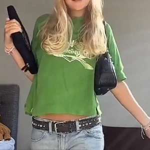 Kortärmad hoodie - Supersnygg och cool grön kortärmad hoodie med luva💚💚 Stl L men passar XS-M skulle jag säga