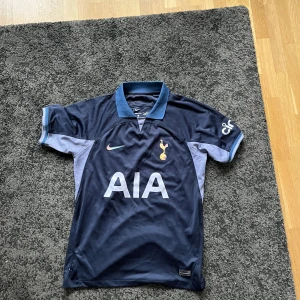 Tottenhamtröja - En tottenhamtröja från senaste säsongen. Är storlek L men sitter likt en M