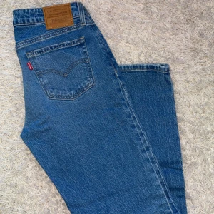 Blå Levis Premium Jeans - Säljer ett par klassiska blå Levis Premium jeans i storlek 27. De har en straight passform, låg midja och är i nyskick. Perfekta för både vardag och fest! Jag köpte dom för 1200kr. 