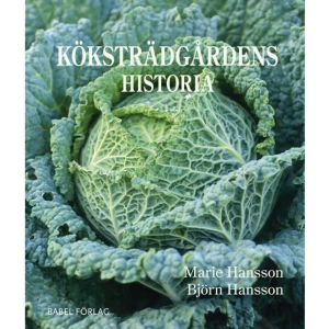 Köksträdgårdens historia (inbunden) - ”Rapunkelklocka är en vacker, tvåårig växt med höga smäckra stänglar fyllda av lilablå klockor. De späda blad som kikar fram under våren är en verklig delikatess. Också rötterna kan skördas på våren, även om hösten kanske är den vanligaste skördetiden”.  Citatet om den numera bortglömda köksväxten rapunkelklocka kommer från kapitlet om 1600-talets köksträdgårdar i Sverige. Här beskrivs även sockerrot och haverrot liksom de då fascinerande nyheterna majs och potatis – fast då kallades de Turkiskt vete och Artiskocker aff Virginien.  Köksträdgårdens historia är mångtusenårig och rymmer allt från enkla kålgårdar till praktfulla stilanläggningar, viktorianska odlingsorgier och nutida cityodlingar i pallkrage. Mångfalden speglas i boken samtidigt som äldre grönsakssorter och gamla odlingstekniker såsom spaljering och drivning lyfts fram. Omfattande växtlistor, ritningar och foton för varje epok kompletterar texten. Boken är en kunskaps- och inspirationskälla för dagens köksväxtodlare att ösa ur, vare sig man odlar på fönsterkarm, balkong, innergård, i koloni eller villaträdgård. Också de läsare som är intresserade av kulturhistoria, arkeologi och konsthistoria har mycket att hämta.  Detta är den tredje reviderade och utökade upplagan av Köksträdgårdens historia. Första upplagan utkom 2002 och då på Signums bokförlag i Lund. Marie och Björn Hansson har gett ut flera kritikerrosade böcker, bl a standardverket Perenner och den prisbelönta Kryddväxter.  ”Personligt och med stor kunskap får vi följa med på en resa genom tiden i köksträdgårdens historia.” Nyhetsmorgon TV4  ”Det är inte svårt att bli inspirerad till egna stordåd i täppan, bara att sätta igång. Men det räcker fullständigt att läsa den här boken som en roman ... den är tillräckligt spännande.” Odla.nu    Format Inbunden   Omfång 208 sidor   Språk Svenska   Förlag Babel Förlag   Utgivningsdatum 2016-04-07   Medverkande Björn Hansson   ISBN 9789198293302  