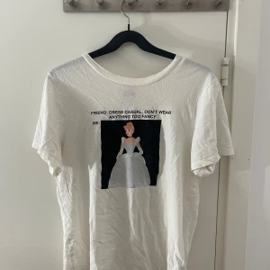 Vit t-shirt med tryck från Gina Tricot - Tshirt med snyggt Disney-tryck. Mjukt och stretchigt material. Sälja pga kommer inte till användning. Använd fåtal gånger. Skriv privat för mått eller andra frågor! 