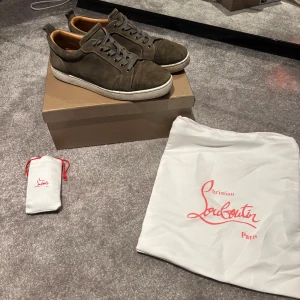 Christian Louboutins - Säljer ett par snygga gröna loubs. De har en klassisk design med snörning och den ikoniska röda sulan. Skorna är i använt skick och kommer med originalförpackning och dustbag. Perfekta för både vardag och fest!