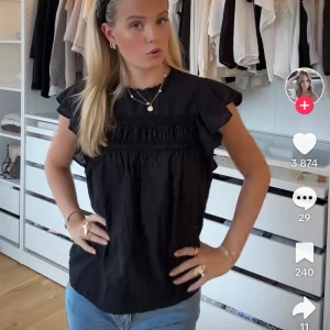 Svart blus  - Kortärmad blus från Veromoda, slutsåld på hemsidan!💕